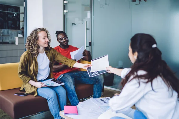 Afroamerikaner Freizeitkleidung Und Brille Schaut Auf Papierkram Bei Der Analyse — Stockfoto