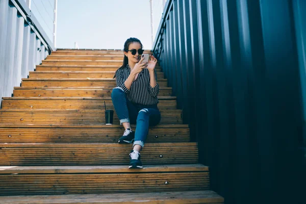 Van Onder Aantrekkelijke Vrolijke Vrouw Een Zonnebril Casual Kleding Met — Stockfoto