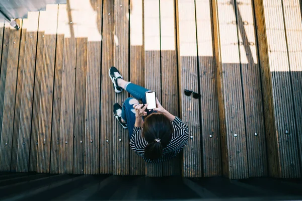 Van Boven Gezichtsloos Toegewijde Freelancer Casual Kleding Concentreren Blanco Scherm — Stockfoto