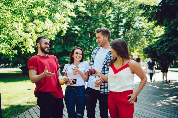 Estudiantes Masculinos Femeninos Con Ropa Elegante Casual Que Divierten Mientras —  Fotos de Stock