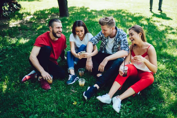 Cima Amigos Masculinos Femininos Alegres Roupas Casuais Descansando Grama Verde — Fotografia de Stock