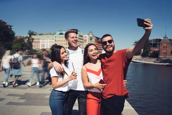 Los Jóvenes Sonríen Alegremente Usan Teléfono Inteligente Para Tomar Selfie — Foto de Stock