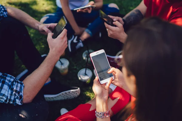 Група Молодих Друзів Які Серфінгують Мобільних Телефонах Сидять Траві Чашками — стокове фото