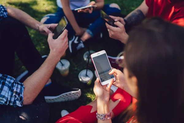 Groupe Jeunes Amis Surfant Sur Les Téléphones Mobiles Assis Sur — Photo