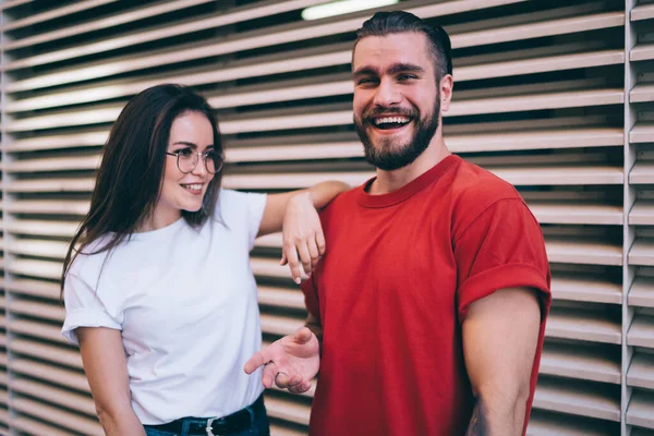 Baixo Ângulo Linda Jovem Mulher Óculos Roupas Casuais Sorrindo Enquanto — Fotografia de Stock