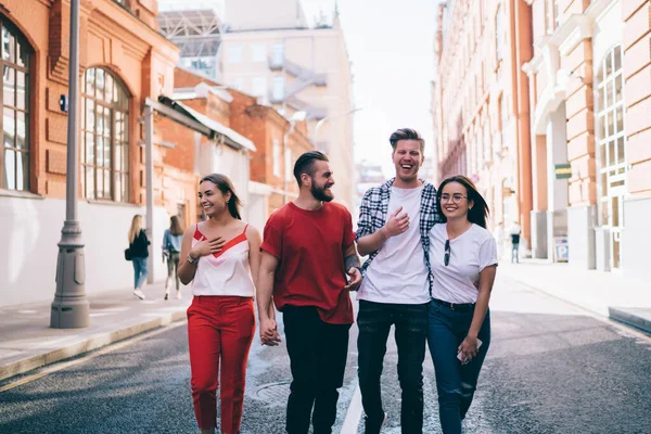 Jovens Homens Mulheres Roupas Casuais Rindo Piada Engraçada Enquanto Caminham — Fotografia de Stock