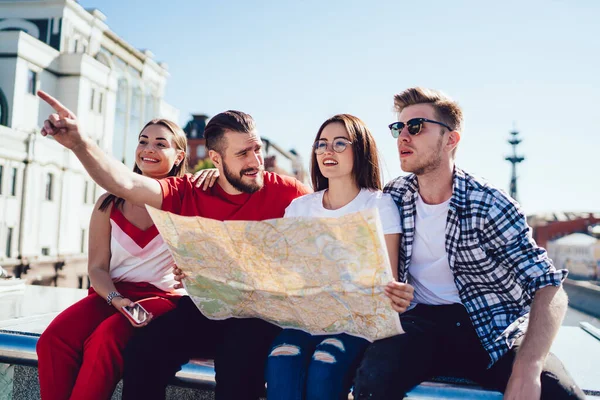 Alegre Feliz Joven Viajando Amigos Ropa Casual Comprobar Mapa Sentado —  Fotos de Stock