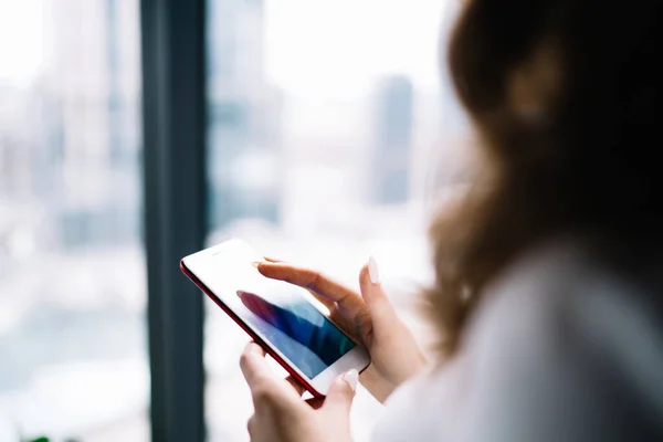 Beskär Ung Ansiktslös Brunett Hona Uppmärksamt Med Modern Smartphone Står — Stockfoto