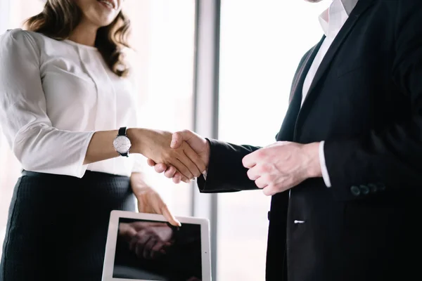 Trabajadora Oficina Sonriente Con Tableta Reloj Ropa Formal Estrechando Mano —  Fotos de Stock