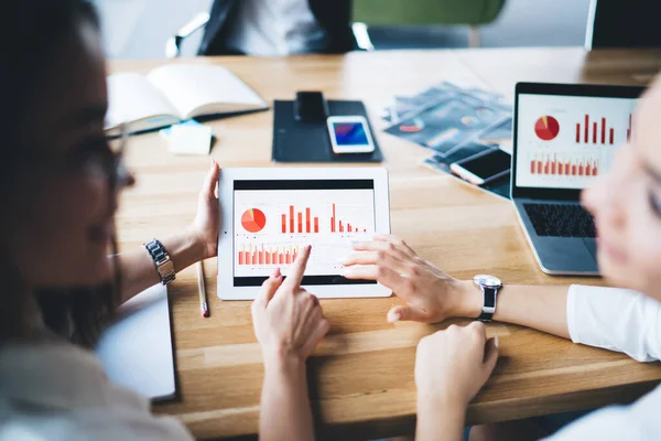 Rückansicht Moderner Mitarbeiterinnen Die Tisch Sitzen Und Sich Gegenseitig Anschauen — Stockfoto