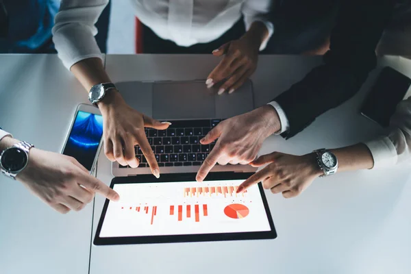 Draufsicht Auf Büroangestellte Die Mit Smartphone Weißen Schreibtisch Sitzen Und — Stockfoto