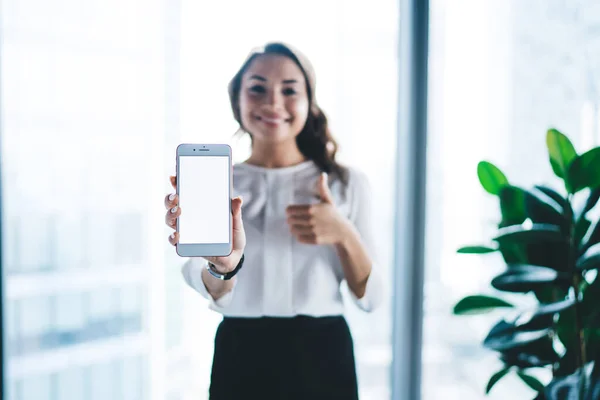 Attraktive Junge Fröhliche Frau Büro Trägt Smartphone Mit Leerem Bildschirm — Stockfoto