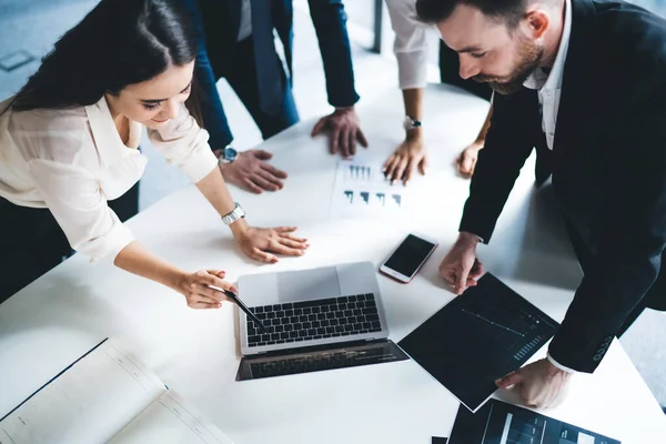 Van Boven Collega Formele Kleding Intensief Inspecteren Wijzen Laptop Scherm — Stockfoto