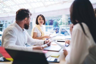 Araştırma stratejisi ve fikirleri için çeşitli kurumsal iş projeleri için beyin fırtınası toplantısı, üretkenlik analitiği hakkında konuşan kendinden emin erkek ve kadın meslektaşlar