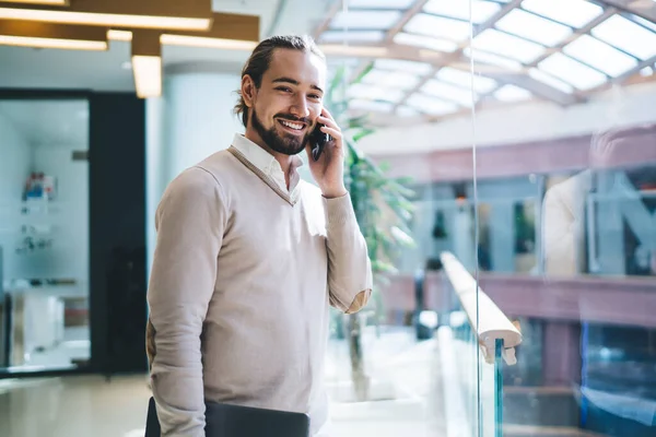 Half Length Portrait Cheerful Employee Using Smartphone Application Calling Talking — Stock Photo, Image