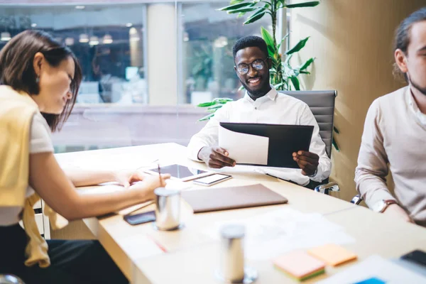 Donkere Mannelijke Ondernemer Klassieke Brillen Die Financieel Verslag Leest Tijdens — Stockfoto