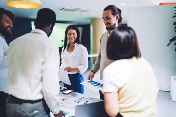 Compañeros Alegres Hombres Mujeres Ropa Casual Inteligente Hablando Durante Proceso — Foto de Stock