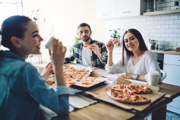 Felices Amigos Positivos Ropa Casual Comiendo Sabrosa Pizza Saboreando Bebida — Foto de Stock