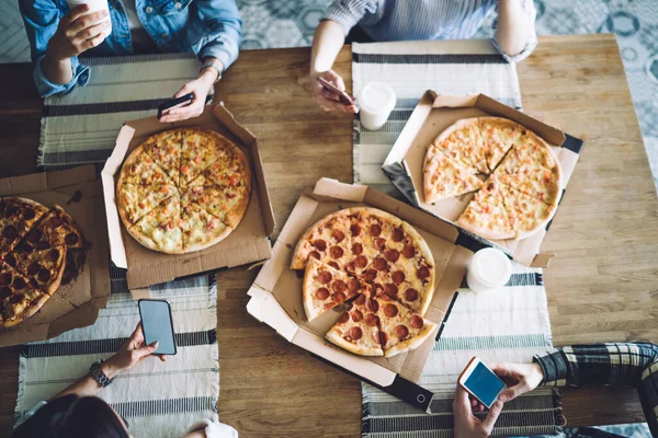 Fentről Frissen Sült Étvágygerjesztő Pizza Dobozokban Asztalon Termés Barátok Kávézás — Stock Fotó