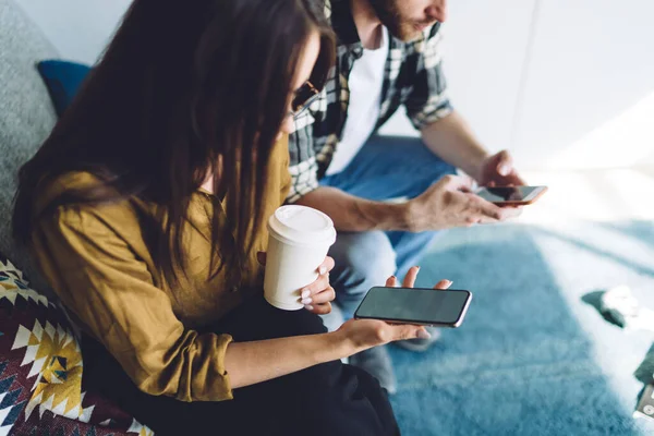 Von Oben Lesen Studentin Nachricht Auf Touchscreen Des Smartphones Kaffee — Stockfoto