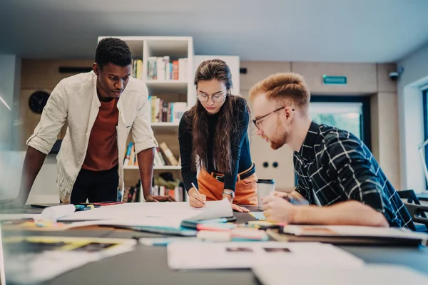 Colaboradores Intelectuales Serios Multirraciales Ropa Casual Plan Corrección Mesa Con —  Fotos de Stock