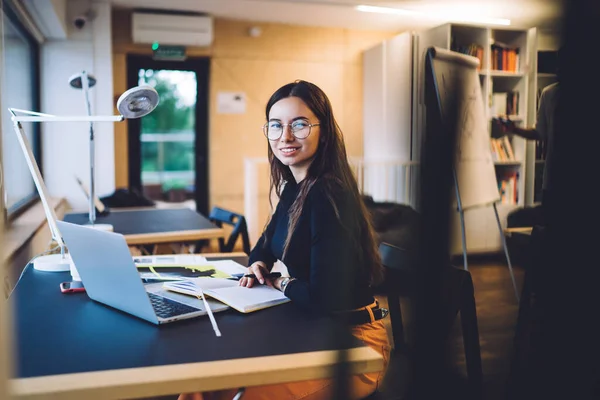 Porträt Eines Erfolgreichen Hipster Mädchens Mit Optischer Brille Das Während — Stockfoto