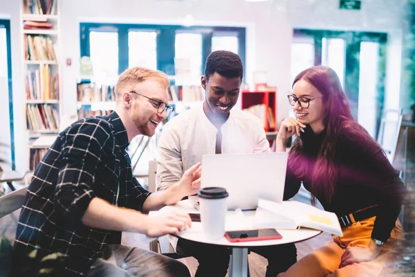 Glada Mångkulturella Hipster Killar Bläddrar Dunkla Webbartiklar Laptop Nätverk Universitetsområdet — Stockfoto