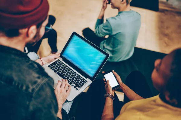 Zugeschnittenes Bild Von Männlichen Und Weiblichen Kollegen Die Technologie Für — Stockfoto