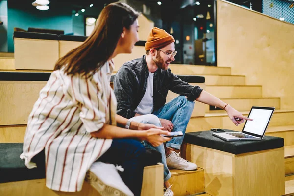 Neşeli Milenyum Hipster Dizüstü Bilgisayar Monitörünü Işaret Ederek Ekran Görüntüsü — Stok fotoğraf