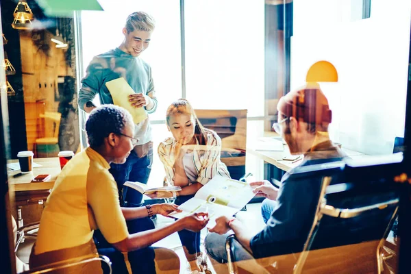 Diverso Grupo Colegas Multirraciales Que Disfrutan Del Trabajo Equipo Cooperación — Foto de Stock