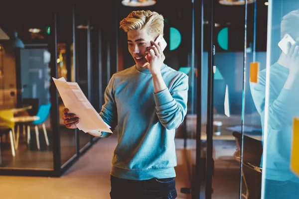 Lystig Blond Mannlig Forretningsmann Som Leser Dokumenter Har Mobiltelefonsamtaler Sitt – stockfoto