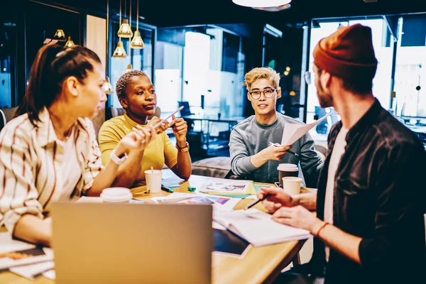 Smarte Mannlige Kvinnelige Hipsterstudenter Som Sitter Sammen Samarbeidsprosjekt College Deler – stockfoto