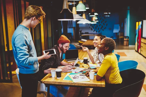 Vidám Virágzó Üzleti Partnerek Akik Gyümölcsöző Együttműködést Élveznek Asztalnál Coworking — Stock Fotó