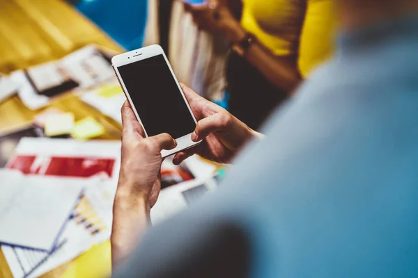 Gesneden Beeld Van Handen Van Mens Typen Tekstberichten Mobiele Telefoon — Stockfoto