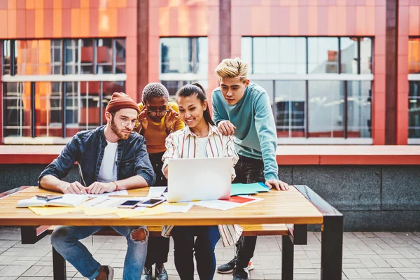 Souriant Groupe Multiracial Étudiants Masculins Féminins Vérifiant Les Informations Ligne — Photo