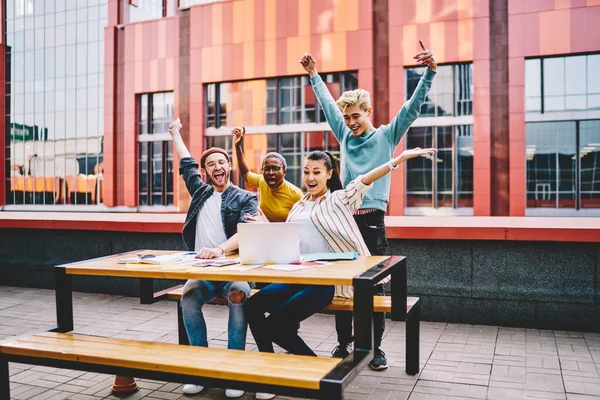 Verheugd Diverse Team Van Mannelijke Vrouwelijke Werknemers Vieren Voltooiing Van — Stockfoto