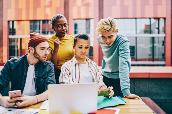 Employés Multiraciaux Prospères Masculins Féminins Vérifiant Application Sur Ordinateur Portable — Photo