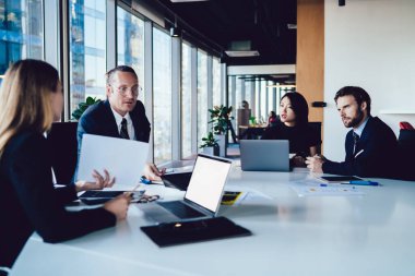 Profesyonel erkek ve kadın iş adamları toplantı masasında patronla iletişim kuruyor bilgisayar kullanarak ekran, yetenekli kadın ve erkek finans müdürleri strateji planlıyorlar.