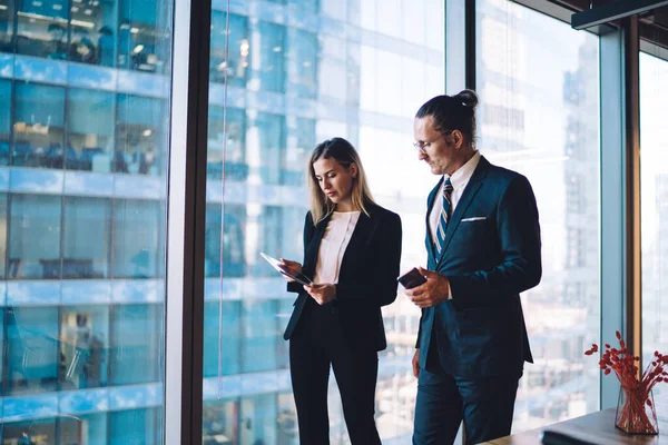 Trabajadores Caucásicos Compañía Masculina Femenina Trajes Elegantes Que Verifican Información —  Fotos de Stock