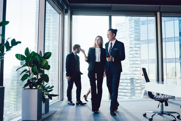 Junge Selbstbewusste Mitarbeiterinnen Und Mitarbeiter Gehen Gemeinsam Büro Spazieren Und — Stockfoto