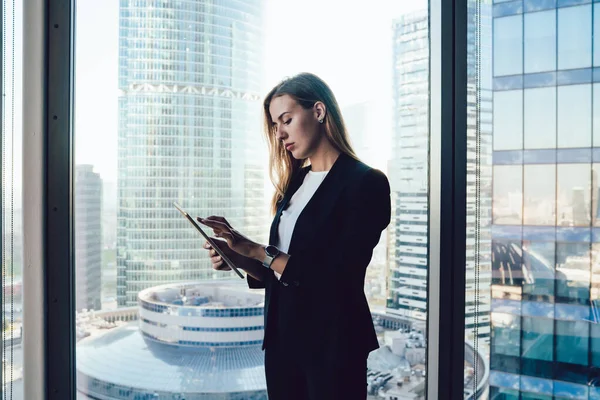 Gerente Femenina Confianza Traje Con Almohadilla Táctil Verificación Notificación Correo — Foto de Stock