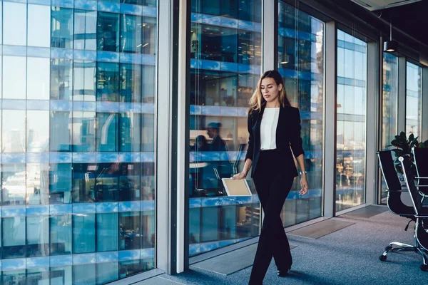 Confiada Mujer Orgullosa Director General Corporación Vestida Con Ropa Formal — Foto de Stock