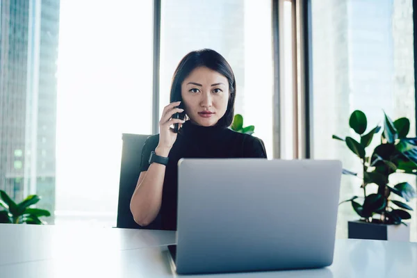 Portret Van Aziatische Vrouwelijke Manager Zit Aan Tafel Met Laptop — Stockfoto