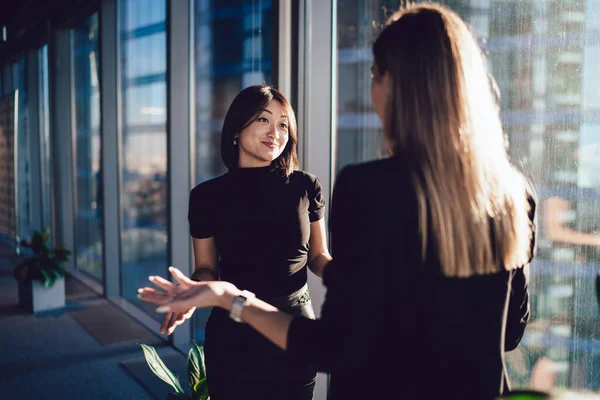 会話の間に混乱し 積極的な正式に服を着た女性は従業員と話す感情を知らない — ストック写真