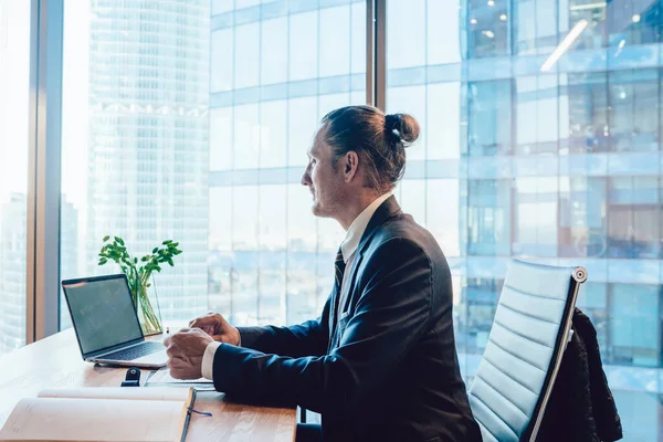 Vista Trasera Del Empresario Masculino Mirando Ventana Sentado Espacio Trabajo — Foto de Stock