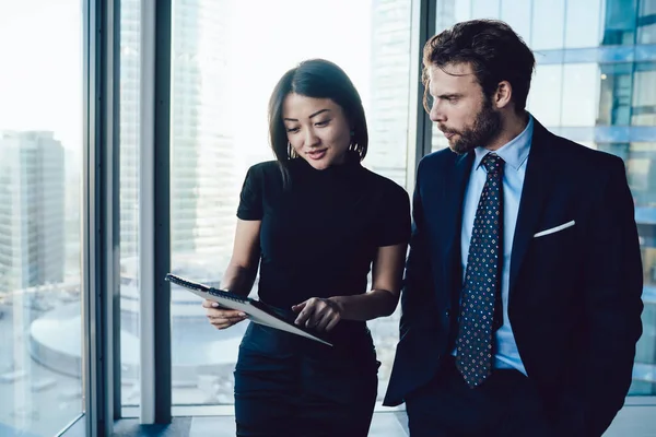 Professionelle Kolleginnen Und Kollegen Offizieller Kleidung Betrachten Unterlagen Über Unternehmensstrategie — Stockfoto