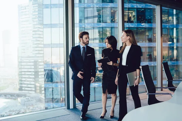 Colegas Confiadas Hombres Mujeres Traje Elegante Formal Caminando Oficina Teniendo —  Fotos de Stock