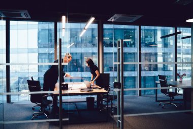 Başarılı erkek ve kadın meslektaşlar birbirleriyle konuşuyor. Finans ve ofis içi planlarını birlikte inceliyorlar. 30 'lu yaşlardaki zeki kadın ve erkek çalışanlar proje planlarını tartışıyorlar.