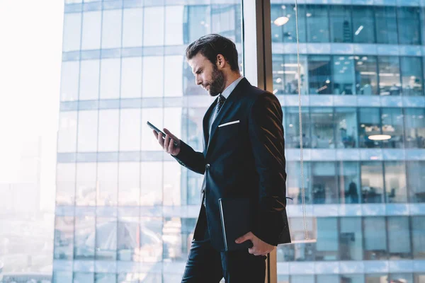 Allvarligt Säker Manlig Chef Kostym Håller Mobiltelefon Kontroll Anmälan Inkomst — Stockfoto