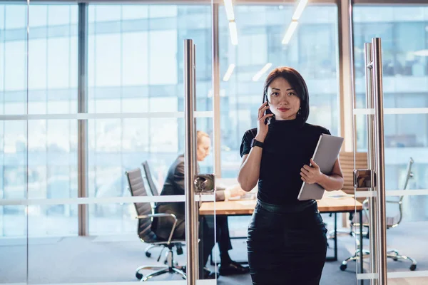 Retrato Media Longitud Mujer Bastante Caucásica Elegante Desgaste Pie Interior —  Fotos de Stock